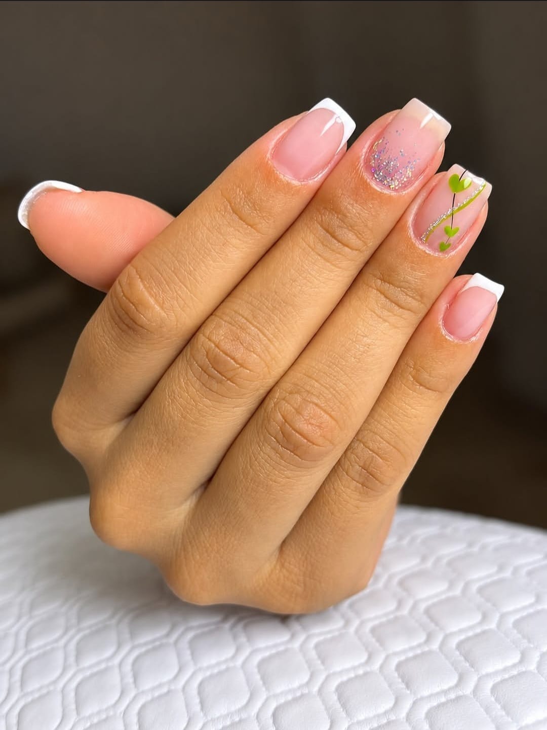 Francesinha com nail art de folhas feita pela Emilly