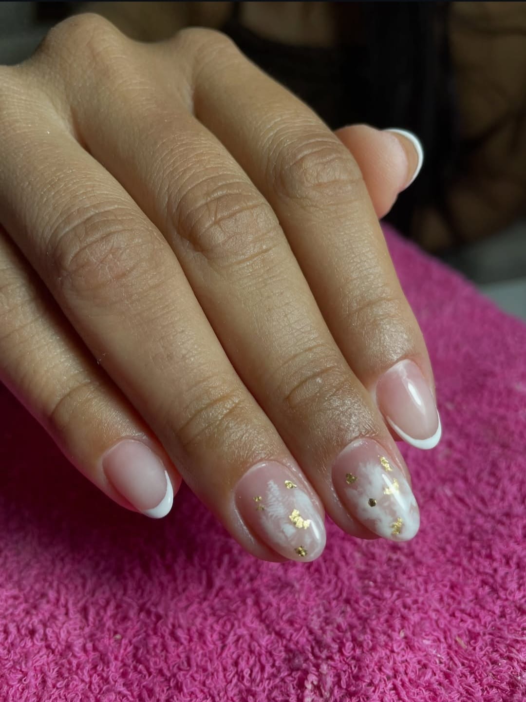 Francesinha com flores brancas e detalhes dourados feita pela Emilly