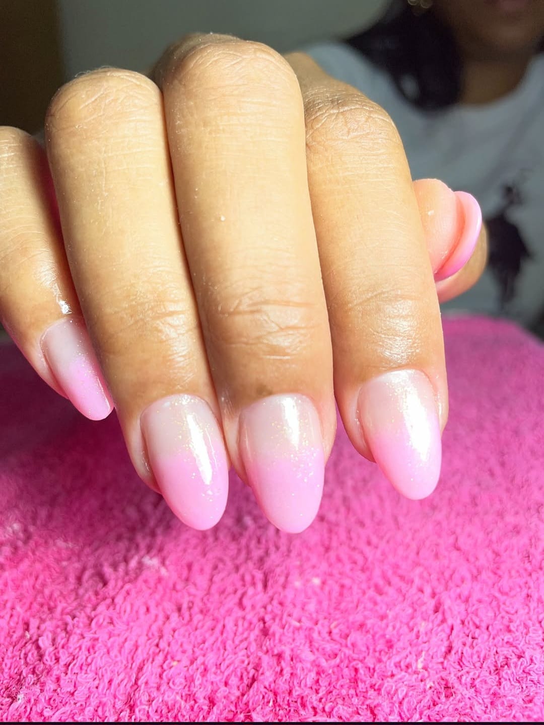Unhas amendoadas em degradê rosa feitas pela Emilly